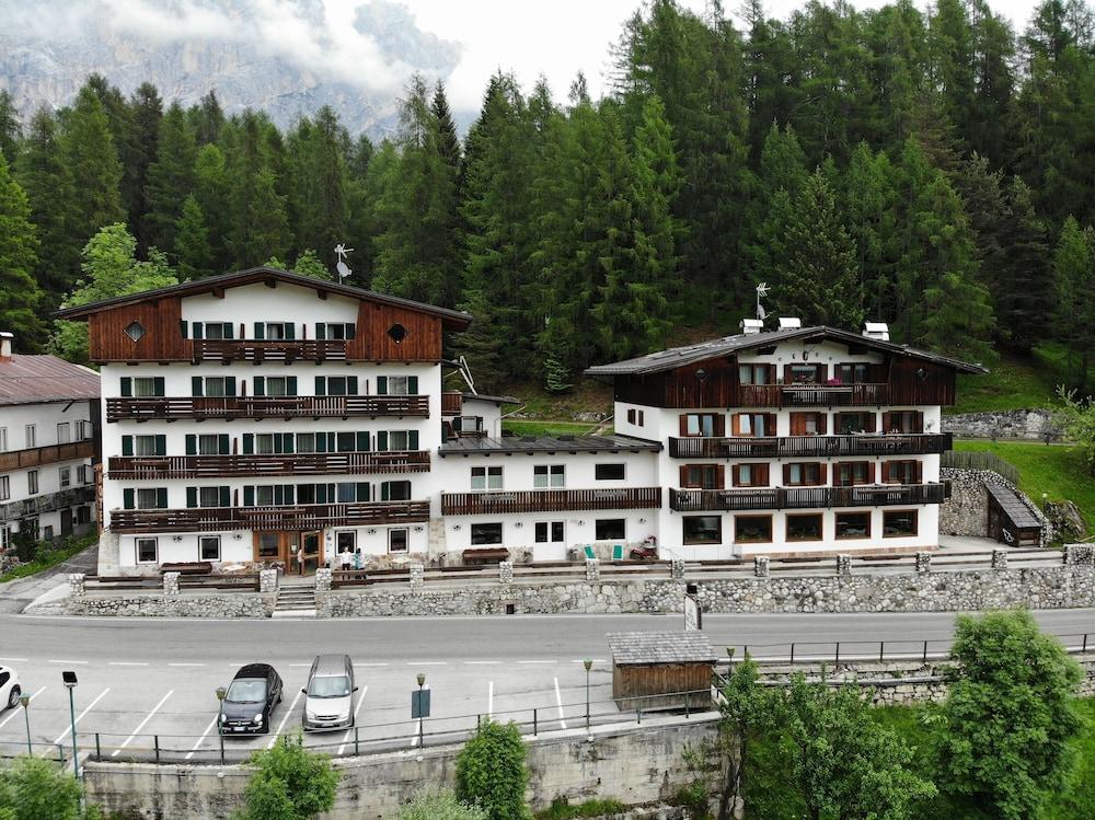 Hotel Des Alpes Cortina dʼAmpezzo Extérieur photo